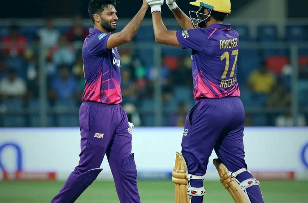 ভেজা পিচ, জ্বলন্ত টিকার: ক্রিকেটের টোকেন-অর্থনীতিতে লাভ কার?